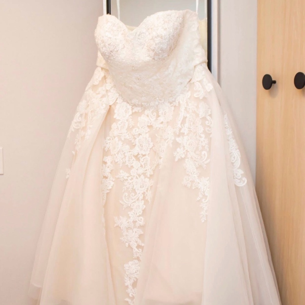 Elegant Lace Strapless Wedding Dress